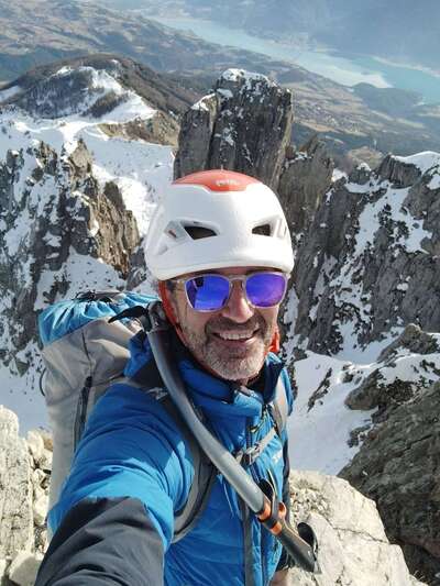 Bruno Barrallon, fondateur du Parc Aventure Réallon, en montagne avec casque et harnais
